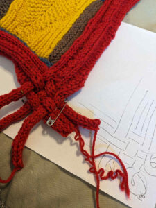 Woven corner with template and safety pins